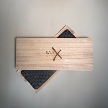 Herramienta de cardado sobre base de madera.